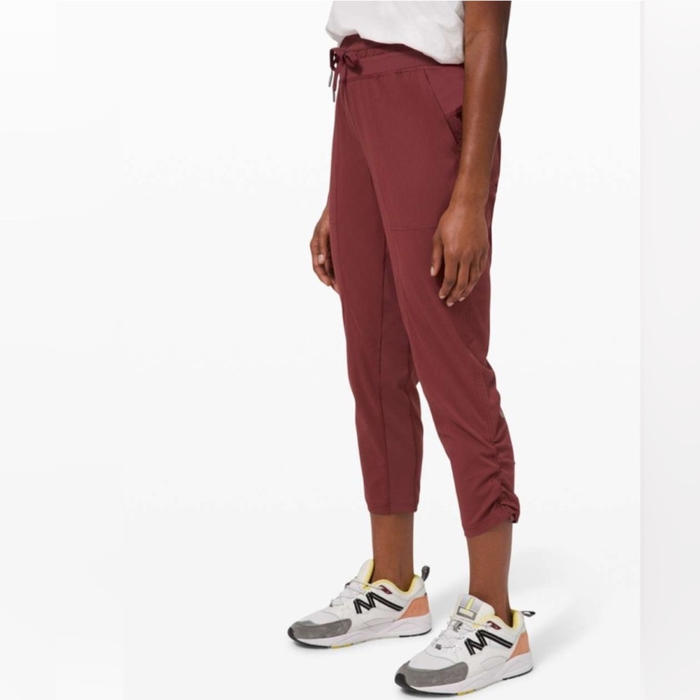 Lululemon Dance Studio Crop 25" Savannah
Size: 2
EUC